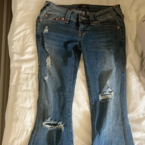 True religon bootcut jeans  - Säljer mina älskade bootcut true religion jeans som jag köpte i Berlin. Dom är använda men i bra skick, säljer då de inte är min stil längre, skriv för fler bilder eller frågor💕 