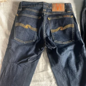 3 st nudie jeans - Säljer 3 par svarta jeans från Nudie Jeans med klassiska bakfickor och diskret logga. Jeansen har raka ben och snygga detaljer i sömmarna. Perfekta för dig som gillar stilrena och tidlösa byxor.