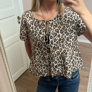 Leopard blus  - Såå fin blus från Gina tricot som endast är använd en gång. Den passar mellan xs-s (storlek s)🥰