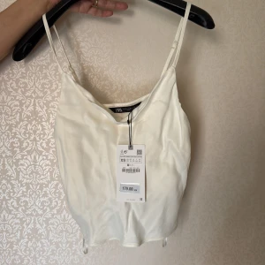 Vitt satinlinne från Zara - Vitt satin linne från Zara som aldrig är använd med prislapp på 💕💕