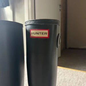 Gummistövlar - Säljer ett par klassiska gröna höga gummistövlar från Hunter. Använda typ tre gånger max! Nypris: 1600kr