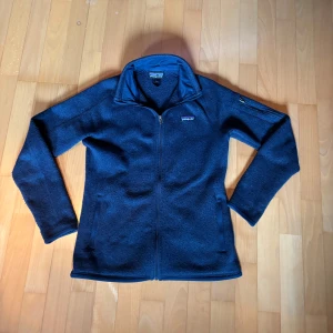Patagonia fleece  - En riktigt schysst patagonia fleece i mörkblå. Storleken är S men skulle säga att den sitter bättre som xs. Inga skador utan bara lite nopprig. Pris kan diskuteras vid snabb affär!!