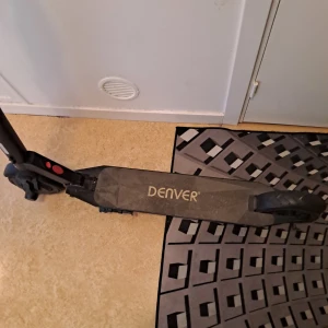Denver elscooter - En smidig och modern elscooter från Denver, perfekt för dig som vill ta dig fram snabbt och enkelt i stan. Scootern har en stilren design och är enkel att använda – ett smart val för unga vuxna och ungdomar som vill ha frihet på två hjul.