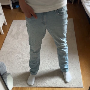Name it jeans - Snygga name it jeans perfekta till sommaren. Inga defekter och sitter som slim. Storlek är 14 y och 164cm. Sitter som w 27 och L 30. Priset går verkligen att diskutera