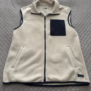 Beige fleeceväst från Blend - Riktig snygg beige fleeceväst från Blend i storlek L men funkar perfekt för M också.pris går alltid att diskuteras!