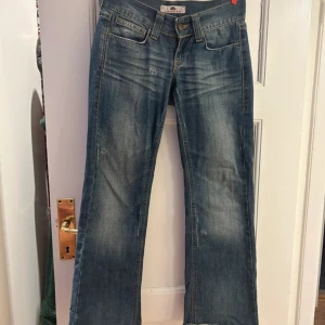 Fornarnia blå bootcut jeans  - Ett par snygga lågmidjade bootcut jeans från Fornarina. Köpte dem second hand men tyvärr för små för mig💕