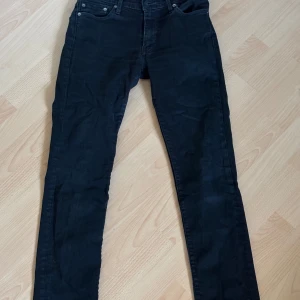 Svarta Levis jeans - Säljer ett par svarta jeansbyxor från Levis i en rak passform. Storlek W30/L32. Mycket bra skick och säljer då dom inte kom till användning. Riktigt snygga jeans som går att matcha med det mesta!