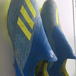 Adidas x 18+ storlek 43 1/3 - Säljer mina Fotbollsskor Adidas x 18+ då dom ej används längre.  Använda en del men väldigt bra kvalité och väldigt mycket fotboll kvar i skorna.  Säljs tyvärr utan sulor då jag har använde egna sulor och kan ej hitta orginal sulorna.  Köpta på unisportstore för runt 3000kr. Kan lösa fler bilder om det önskas