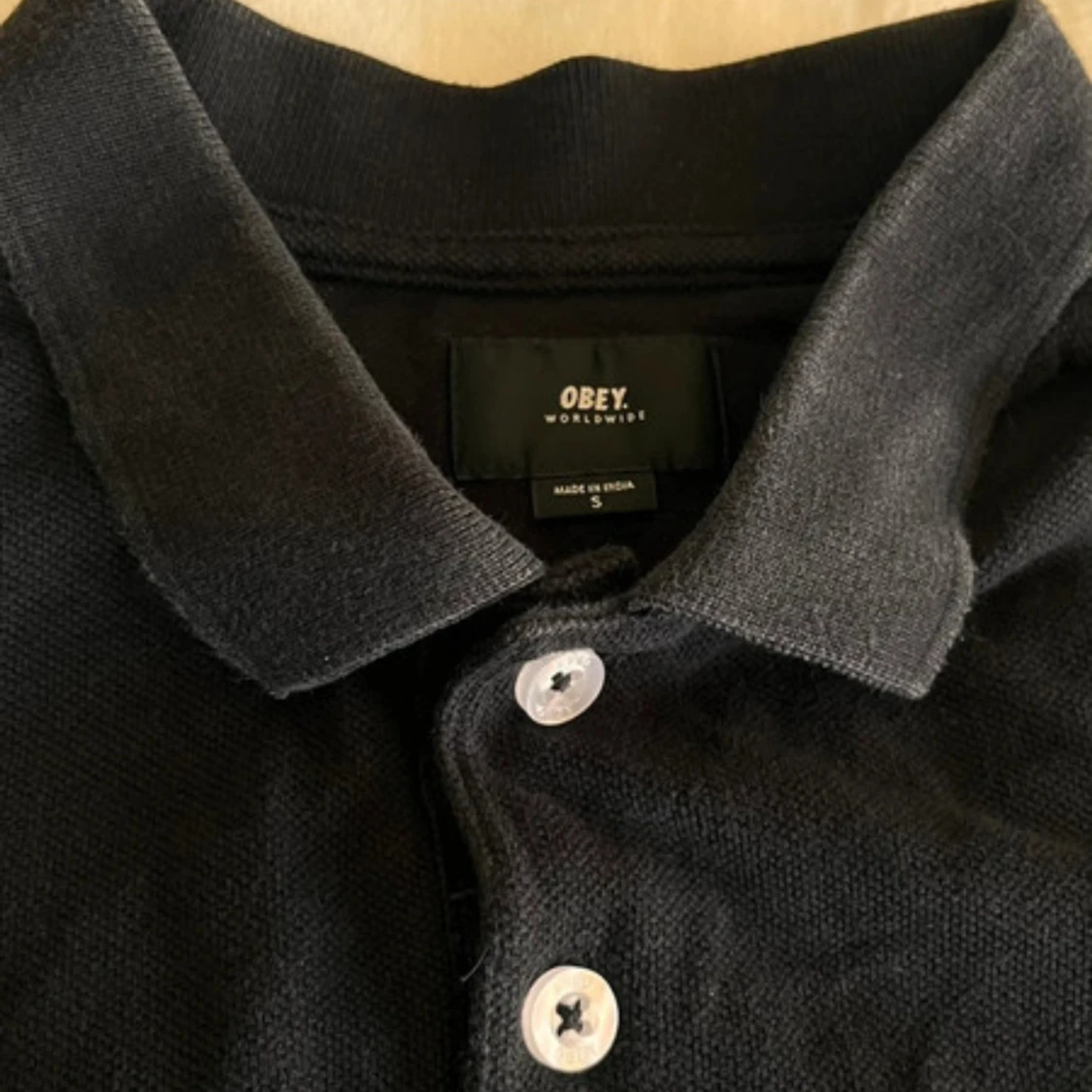 Svart pikétröja från OBEY med blå detalj - 3