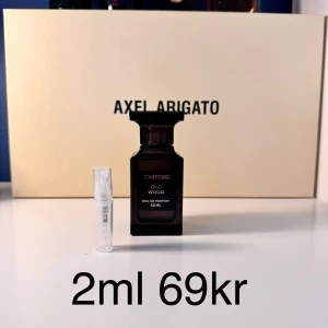 Tom Ford Oud Wood Eau de Parfum samples 2ml - Säljer 2ml decant av Tom Ford Oud Wood, en lyxig parfym med träiga och varma kryddiga toner. Doften har inslag av oud, vanilj, amber och aromatiska noter. Perfekt för dig som vill testa en exklusiv doft.