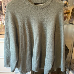 Ljusgrön/blå  stickad tröja från Lager 157 - Mysig ljusgrön/blå stickad tröja från 157 med rund halsringning och avslappnad passform. Perfekt för lager-på-lager och enkel att matcha med olika outfits. Långa ärmar och mjukt material gör den superbekväm. Dåligt ljud förekommer på bild, så tröjan ser mer gul ut på bild än i verklighet.