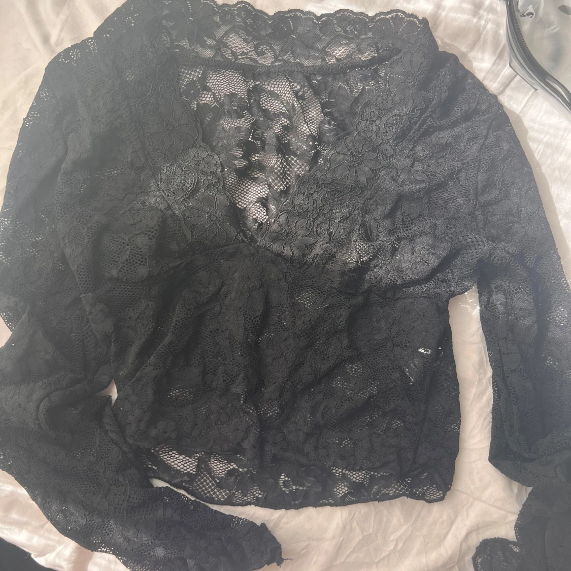 Svart spetsblus med v-ringning - 1