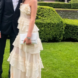 Ljusgul långklänning  - Säljer min vita/ljusgula balklänning från True Decadence. Endast använd en gång men har några få defekter längst ner (syns knappt). Nypriset ligger på 2350kr men säljer för 1300kr pga småfläckarna längst ner på klänningen! 💗