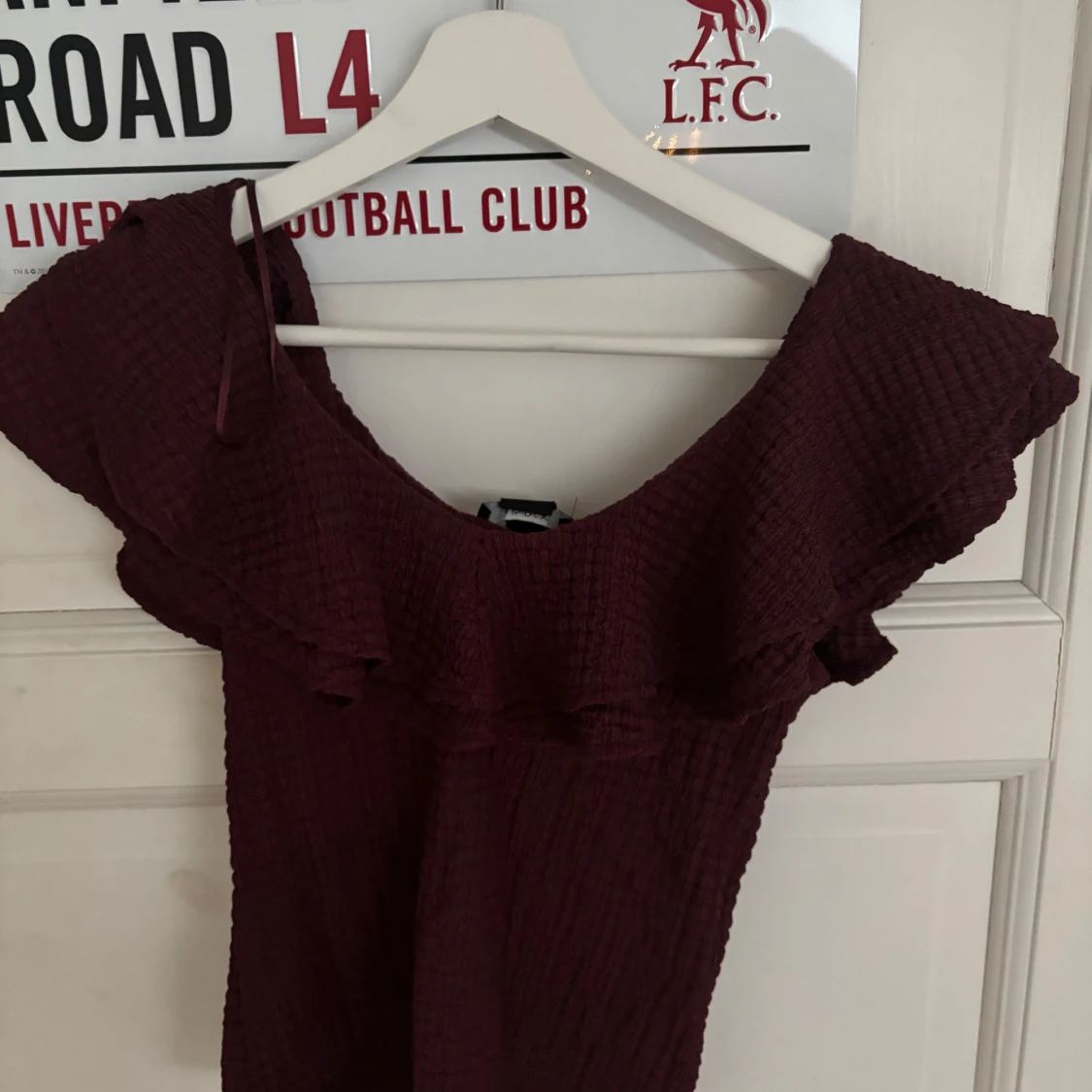 Vinröd topp med volang från lindex  - 2