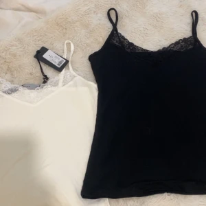 Svart och vit linnetopp med spets från The Black Label Collection - Säljes tillsammans för 100 men man kan köpa var för sig för 50