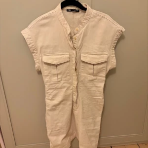 Zara klänning  - Zara klänning i storlek S. Sparsamt använd. 