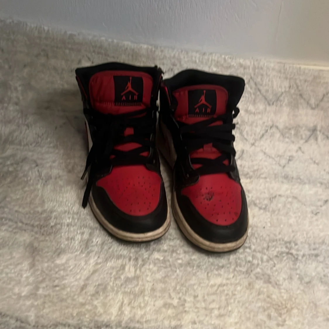 Nike Air Jordans svart/röd/vit