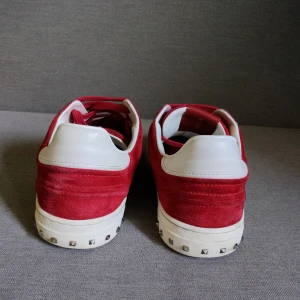 Valentino Flycrew röd - Säljer dessa extremt fina och efterfrågade Valentino Flycrews i färgen röd. De är använda men fortfarande väldigt bra skick. Såklart ALLA nitar kvar. Inget Og medföljer. Skriv vid minsta fundering!