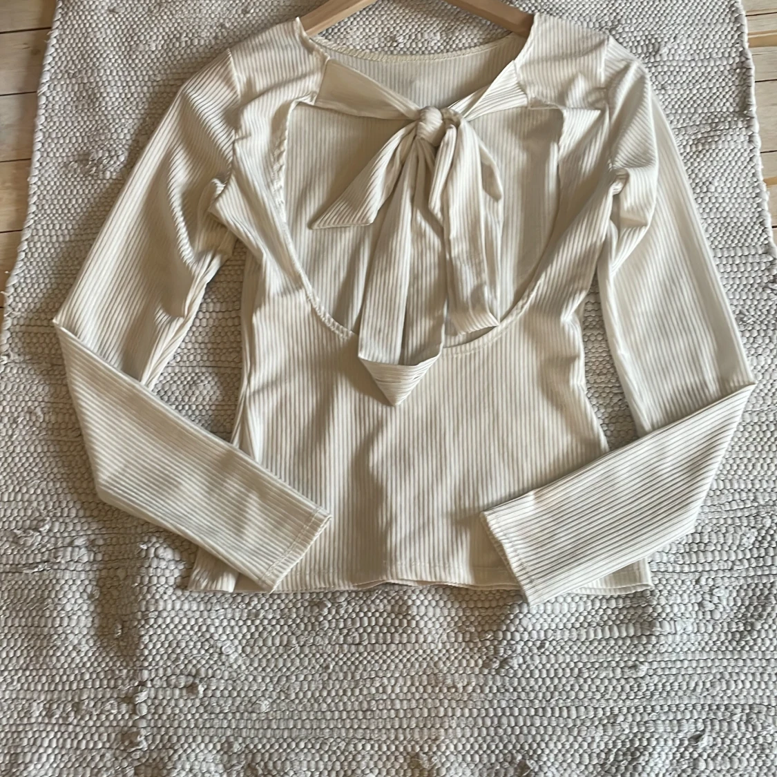 Vit ribbad långärmad topp med knyt