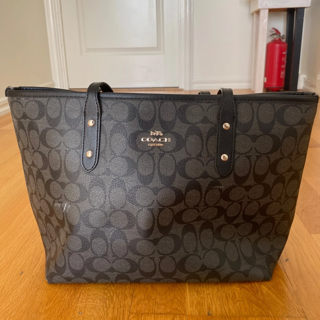 Coach liknande svart axelväska
