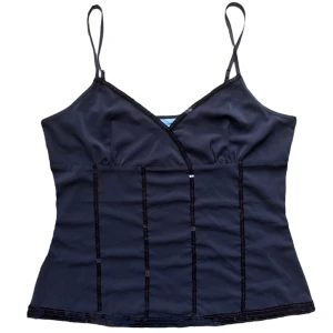 Vintage brun linnetopp med paljetter - Brun topp med paljetter. Strl 40. Passar en S-M beroende på hur man vill de ska sitta. 