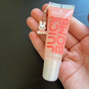 Läppglans nyckelring 🤍 -  läppglans nyckelring med en söt liten kanin på🤍💗