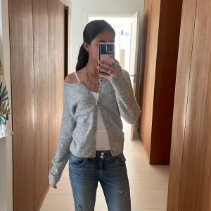 Ljusgrå kofta med knappar - Säljer en ljusgrå kofta med knäppning framtill. Den är as fin