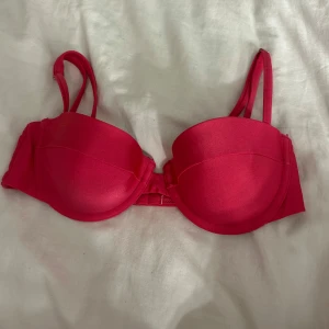 Rosa balconette-bh från H&M - En rosa balconette-bikini överdel som ej kom till användning då den va för liten. Storlek 70b💕