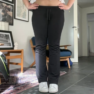 Svarya mjukisbyxor  - Lågmidjade bootcut mjukisbyxor. Superfina å jätteskön. Har snörning å är knappt använda! Säljer ett par exakt likadana i vitt. Kontakta mig vilken färg ni är intresserad av 💗sista bilden visar hur modellen ser ut på hemsidan. 220kr för ett par!! 400kr för båda. 