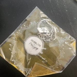 Nyckelring med text 'Världens bästa pedagog' - Säljer en silverfärgad nyckelring med rund bricka där det står 'Världens bästa pedagog'. Nyckelringen har även en liten rektangulär bricka med bokstäverna 'A B C'. Perfekt som present till en lärare.