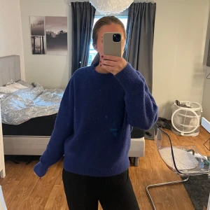 Blå stickad tröja - Mysig blå stickad tröja med rund halsringning och lång ärm. Tröjan är ganska nopprig men det går lätt att fixa själv. Väldigt skön och mjuk i materialet