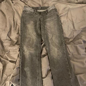 Mörkgråa Jeans - Bra skick förutom att ena bakfickan har lossnat lite högst upp vilket inte syns så mycket. Säljer där med de mkt billigare och för att de är för små. Annars mycket bra jeans. Storlek 28/30
