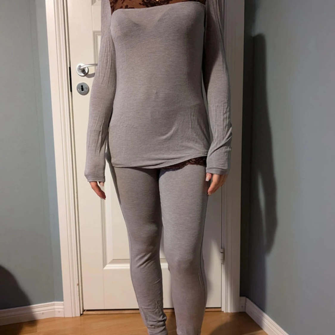 Grå långärmad topp med spetsdetaljer - 1