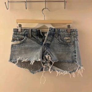 Lågmidjade jeansshorts  - Säljer mina mågmidjade jeansshorts från pull and bear i storlek 36 då jag har många andra 💕💕