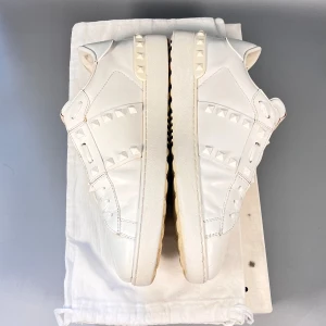 Valentinos skor 41 vita  - Äkta såklart. Storlek 41. Liten defekt på sulan kom för fler bilder. Kom med frågor! Kan gå ned i pris. Väldigt bra skick