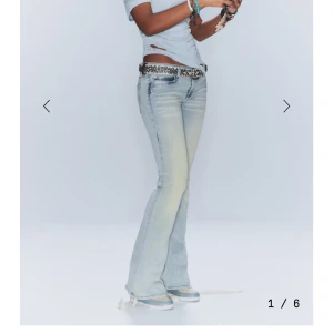 Ljusblå bootcut jeans - Helt nya snygga ljusblå bootcut jeans med låg midja och prislapp kvar🙌Jeansen har klassisk femficksdesign och är i ett mjukt denimtyg. De är från Weekday i modellen booty bei, storlek W29 L32💖 