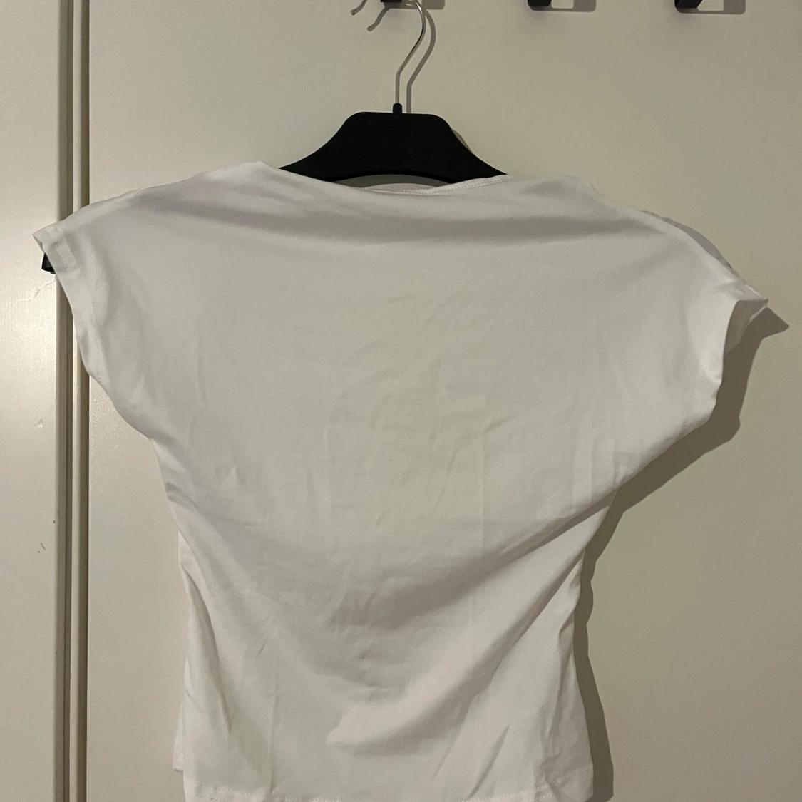 Vit croppad topp med öppen rygg