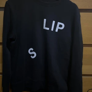 Svart sweatshirt från Acne Studios - Säljer en svart sweatshirt från Acne Studios i storlek M. Tröjan kommer ej till användning längre. Priset kan diskuteras 