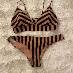 Randig bikini - Super vacker randig bikini men vet inte märket… storleken är xs/s och bra skick!