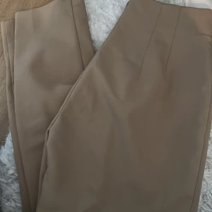 Kostymbyxor från Zara - Storlek XS