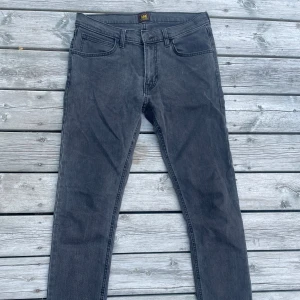 Lee Jeans Luke - |Tjena! Säljer dessa Lee Luke Jeans i mycket fint skick 9/10✅|Storlek 31/32✅|Har du någon fråga eller fundering är de bara att skriva✅👖|