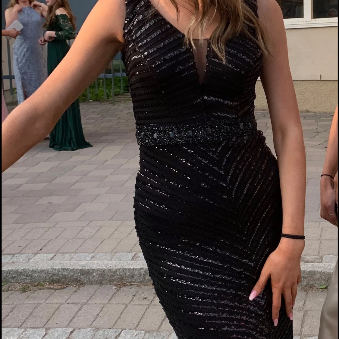 Svart glittrig långklänning