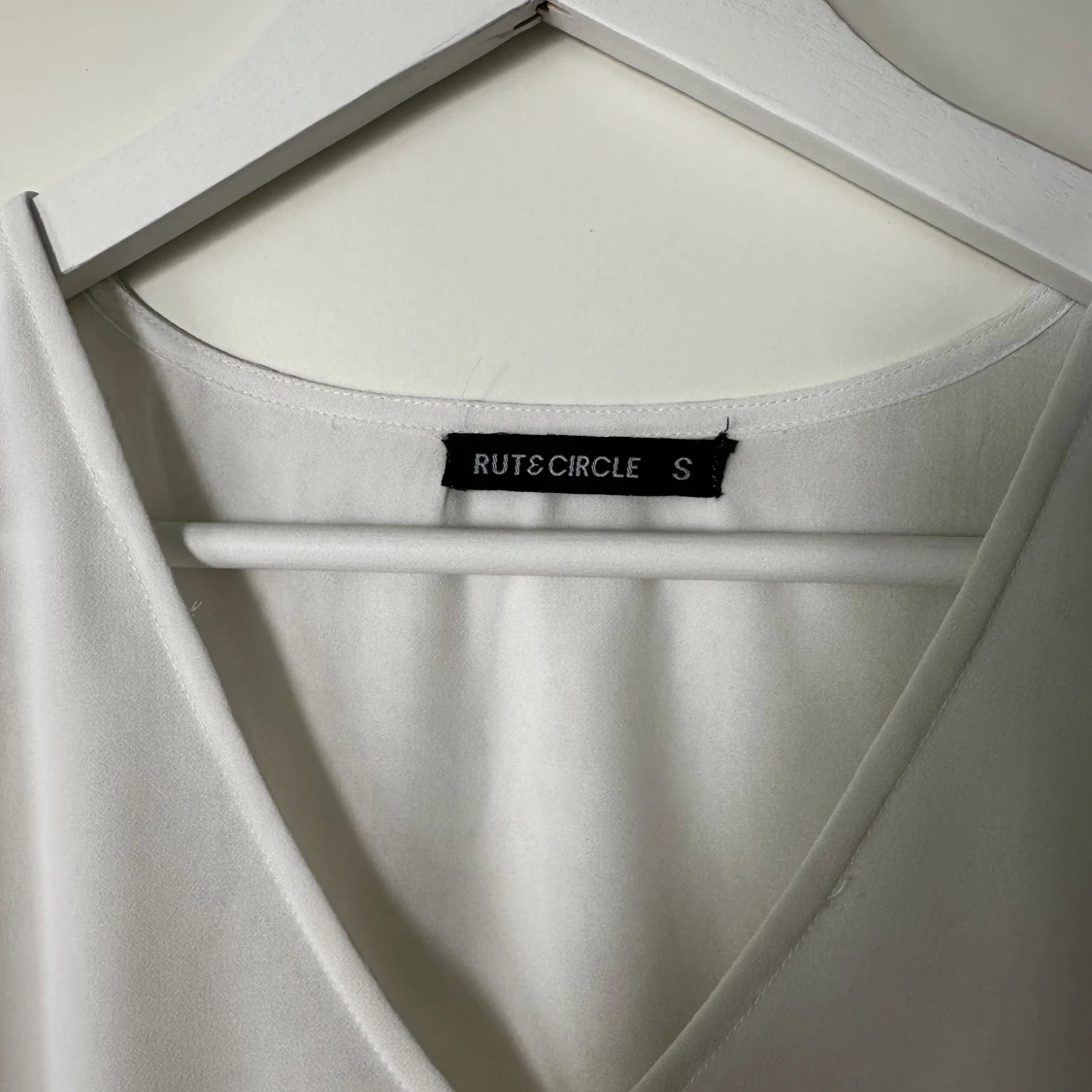 Vit långärmad klänning från Rut&Circle - 2
