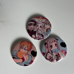 Toilet bound hanako kun pins - Aldrig använda! 10 styck eller 30kr för alla tre