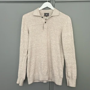 Beige långärmad pikétröja från H&M - Säljer en Beige långärmad pikétröja från H&M. Skick 10/10, använd men helt felfri. Nypris 699kr. Material: 100% bomull. Om du tycker denna tröjan är fet, kolla gärna in de andra långärmade pikéerna på min profil! RABATT VID KÖP AV FLER!