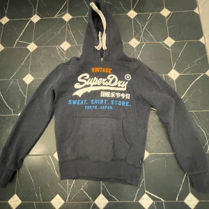 Hoodie - Superdry hoodie som är stentväddad. Passar bra till jeans eller chinos. 