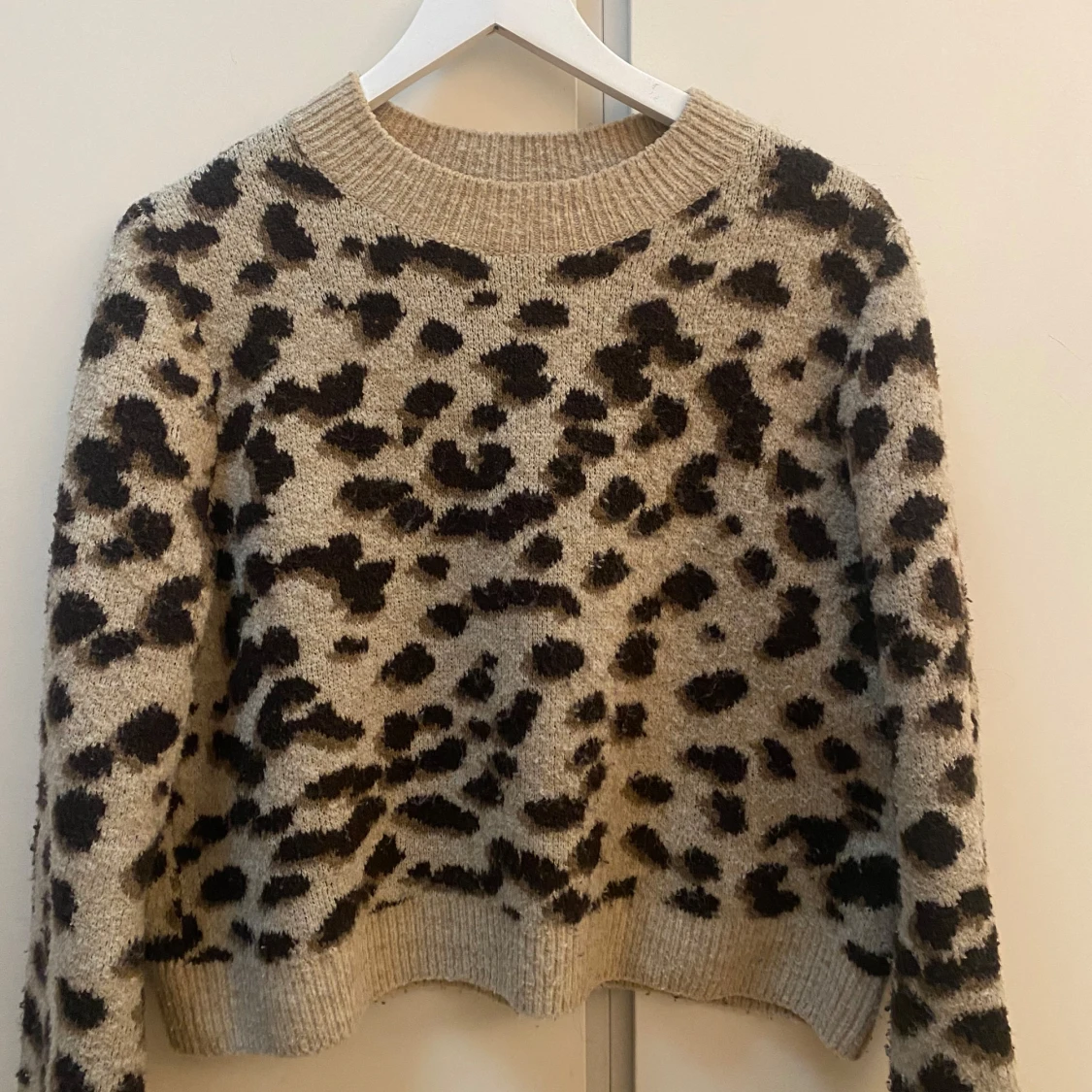 Beige leopardmönstrad stickad tröja från H&M - 2