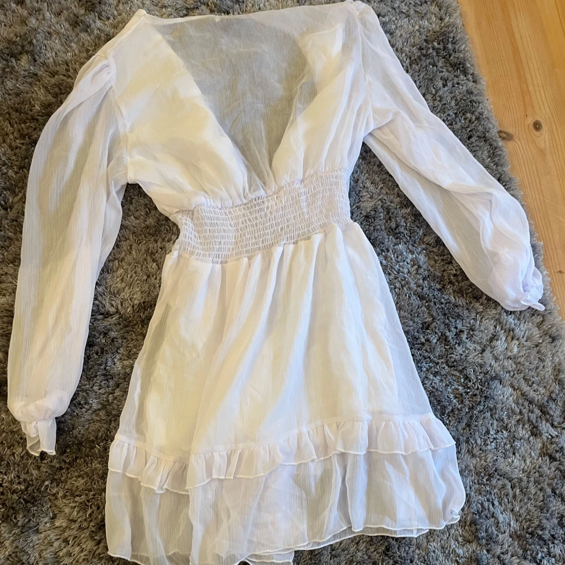 Vit omlottklänning med volang och knyt - 2