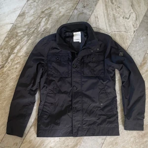 J.Lindberg jacka/overshirt - Skön J.Lindeberg overshirt perfekt till de kvällarna och de kyligare dagarna i sommar! St M! Hör av dig vid ytterligare frågor! Mvh Henry 