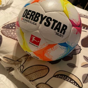 Fotboll + pump - Bundesliga derbystar select FIFA fotboll. Aldrig använd så helt ny. pris för bara fotbollen 90kr men kan sänka bara fråga mig, bollpump 40kr kan också sänkas. Båda för 100kr. 
